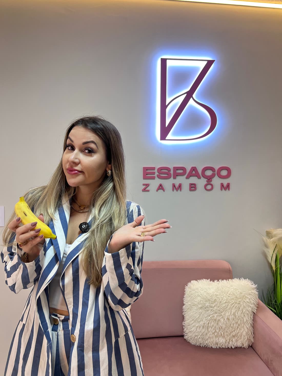 Lucyana Zambom segurando uma banana com expressão de dúvida