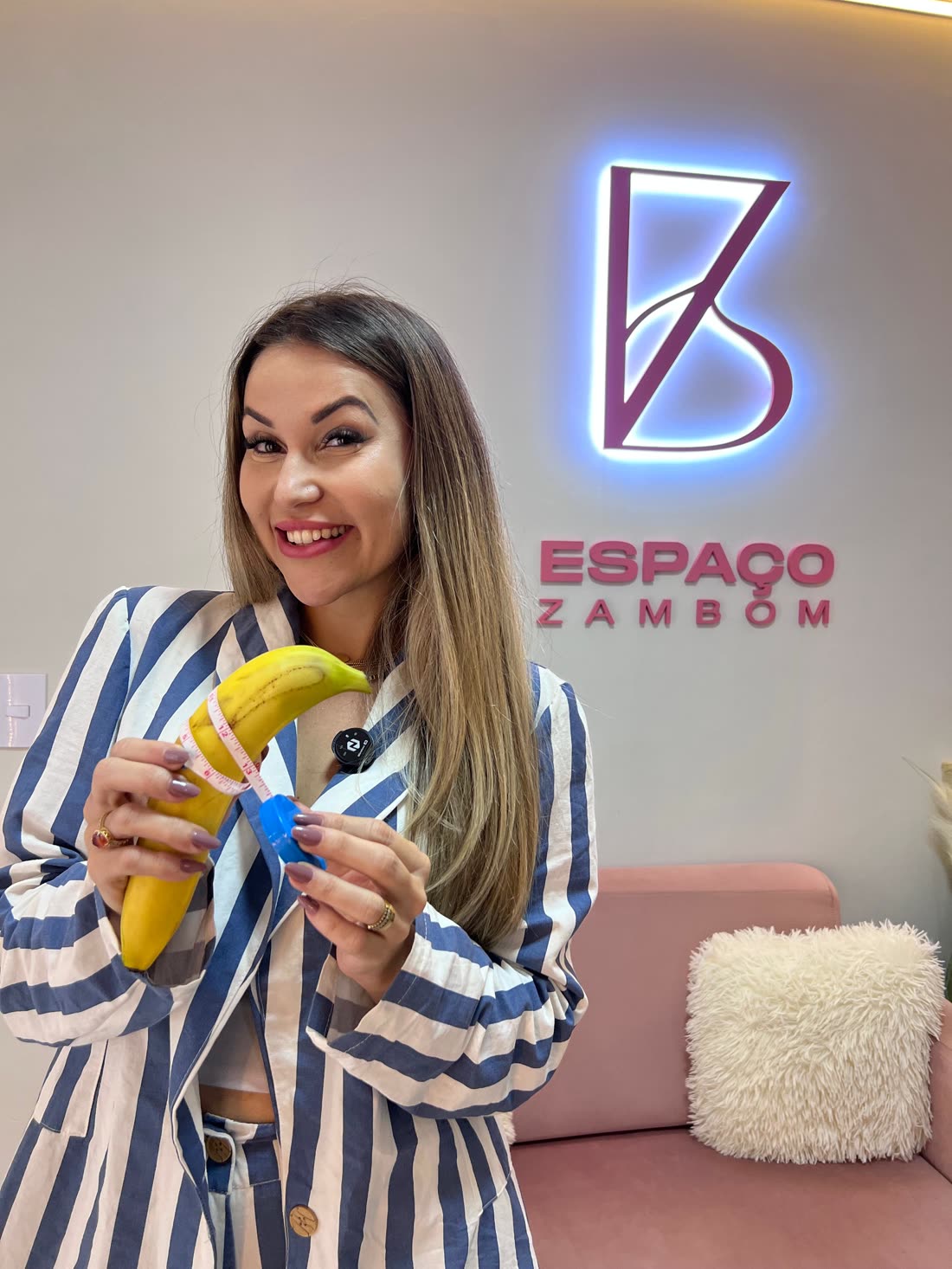 Enf. Lucyana Zambom medindo uma banana com fita métrica no Espaço Zambom