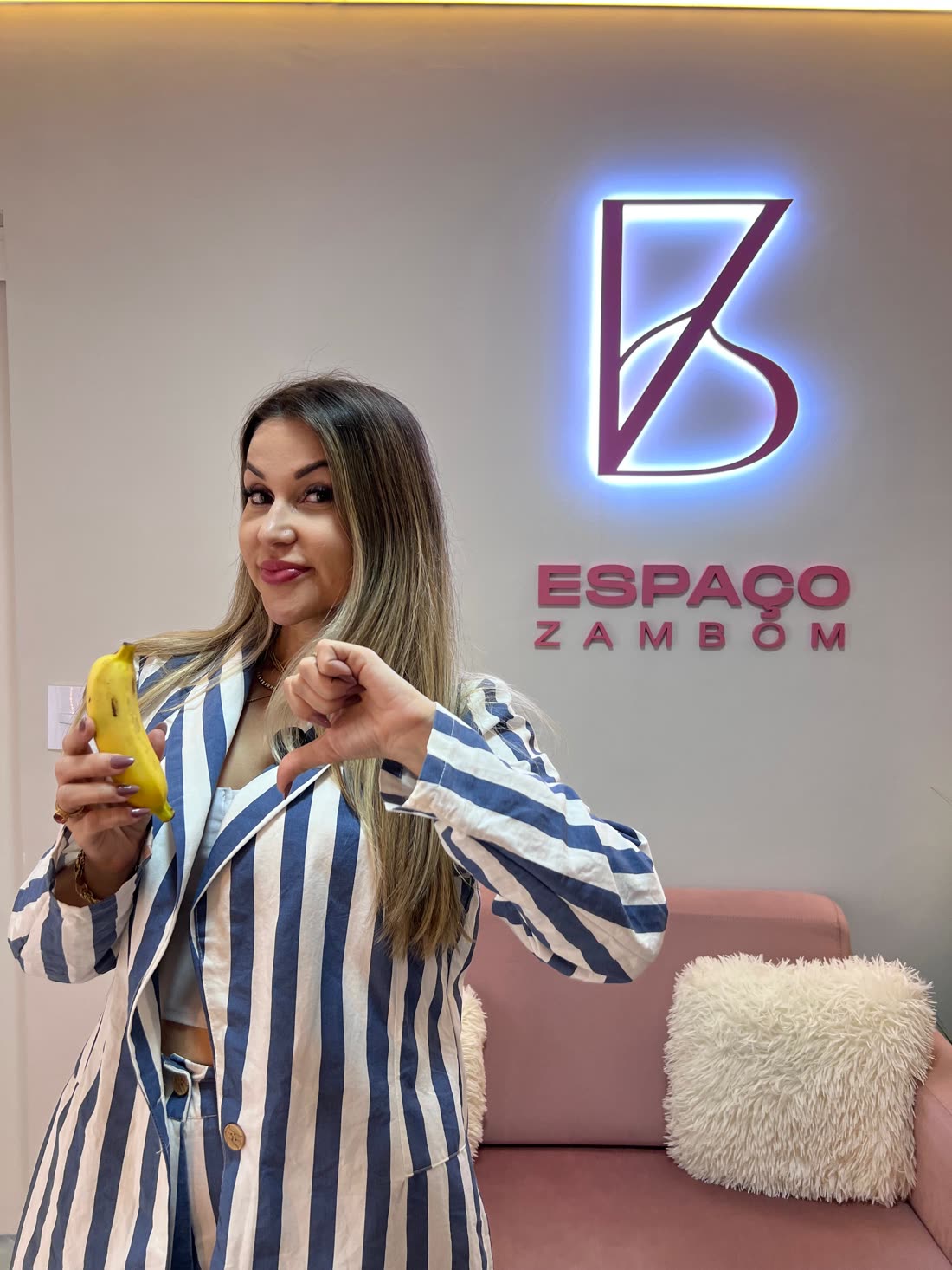 Lucyana Zambom segurando uma banana com o polegar para baixo